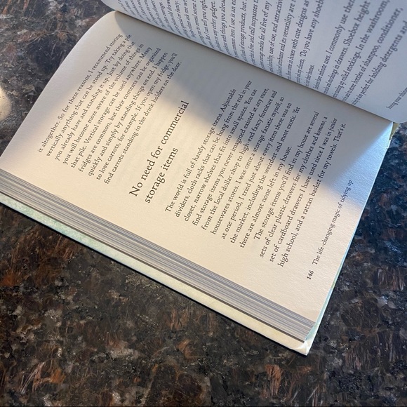 Marie Kondo Book: The life changing Magic of tidying up - Picture 3 of 6